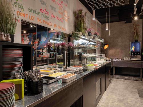 ein Restaurant mit Buffet und Speisen in der Unterkunft ibis Styles Ljubljana Centre in Ljubljana