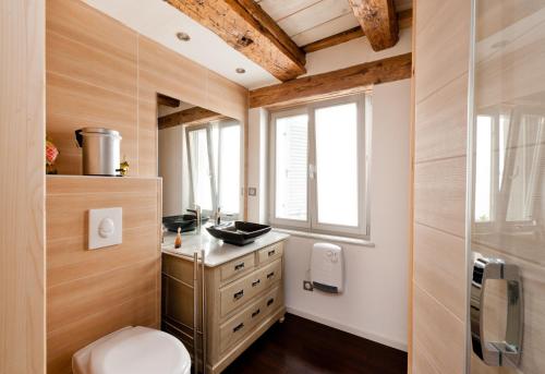 a small bathroom with a toilet and a window at Gite des Frères Mertian in Ribeauvillé