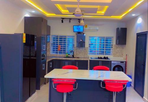 une cuisine avec un comptoir et des tabourets rouges dans l'établissement Luxury Hideout, 