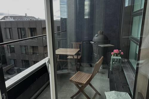 un balcone con tavolo e sedia su un edificio di Room in modern downtown apt with private bathroom a Reykjavik