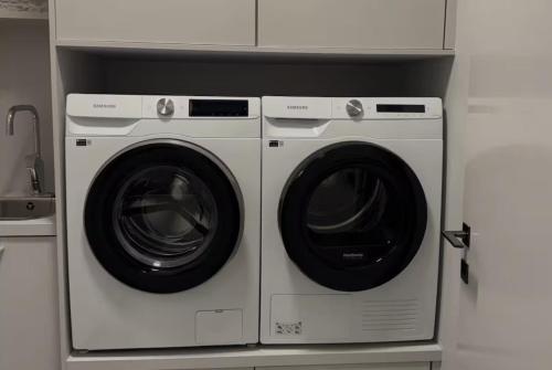 due lavatrici una accanto all'altra di Room in modern downtown apt with private bathroom a Reykjavik