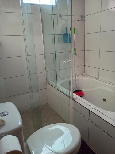 a bathroom with a toilet and a shower and a tub at Casa do refúgio melhor para suas férias in Palhoça
