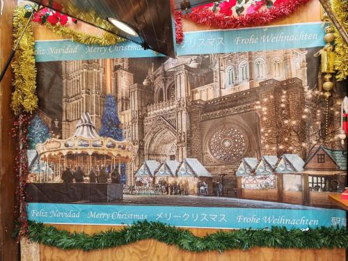 een tekening van een kathedraal met kerstversieringen bij VIRGEN de ALFILERITOS in Toledo