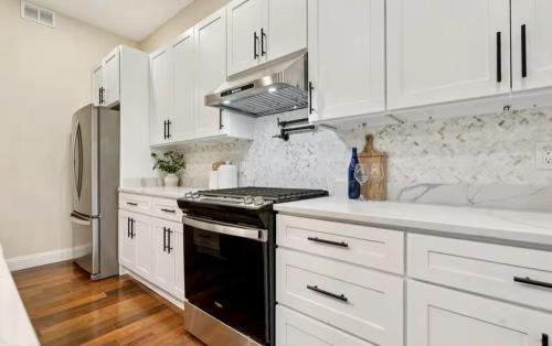 Kuchyň nebo kuchyňský kout v ubytování Historic Madison Ave