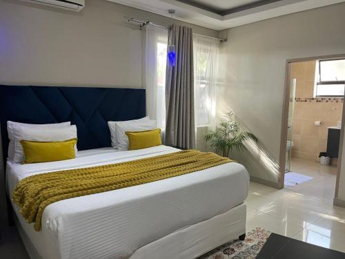 Postel nebo postele na pokoji v ubytování Swiss Guest Lodge