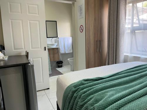 Postel nebo postele na pokoji v ubytování Swiss Guest Lodge