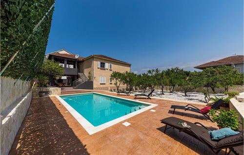 Cozy Apartment In Okrug Gornji With Wifi