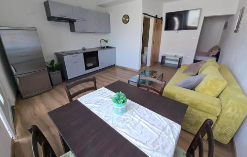 Cozy Apartment In Okrug Gornji With Wifi