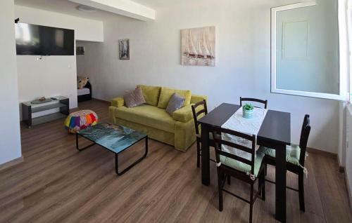 Cozy Apartment In Okrug Gornji With Wifi