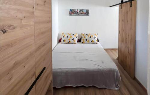 Cozy Apartment In Okrug Gornji With Wifi