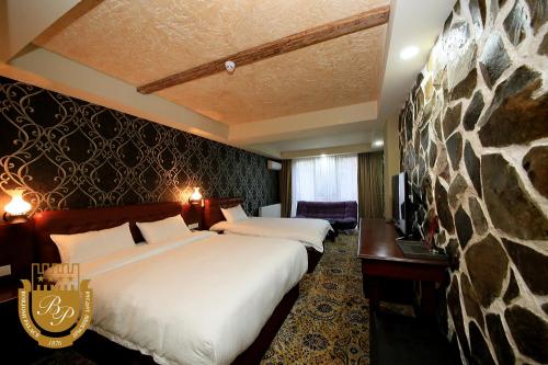 Postel nebo postele na pokoji v ubytování Borjomi Palace Health & Spa Center