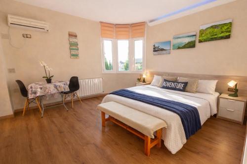 Postel nebo postele na pokoji v ubytování Catalunya Casas Stunning Villa with private pool 33 km to Barcelona