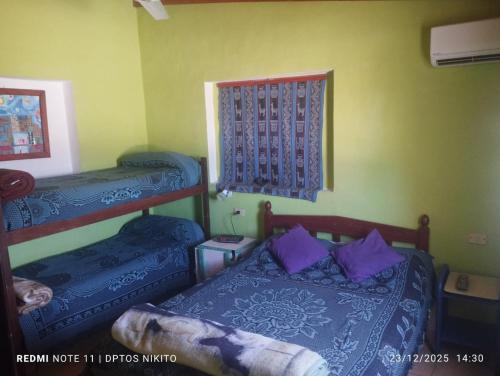 una camera da letto con due letti a castello e una finestra di Nicolas Nancy Ricardo a Las Grutas