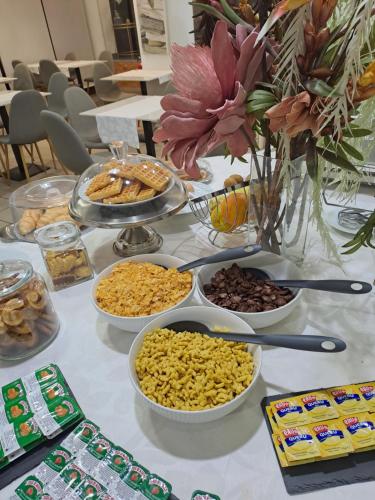 een tafel met veel kommen eten erop bij Vista Castelo in Sertã