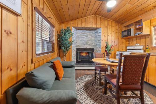 Et opholdsområde på Cabin 4- One Bedroom cabin- RMNP