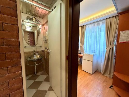 索非亚加利福尼亚酒店的浴室里有洗手池和镜子