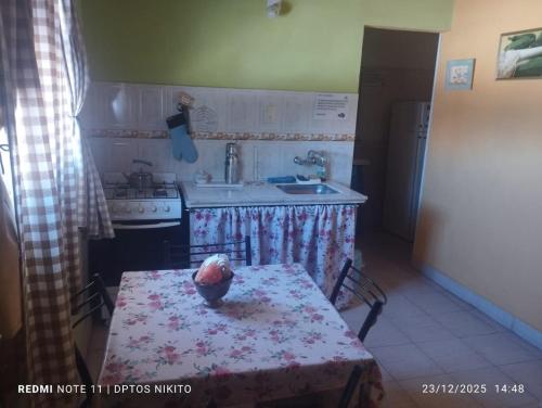 una piccola cucina con un tavolo e un lavandino di Nicolas Nancy Ricardo a Las Grutas