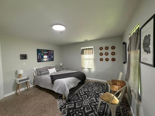 een slaapkamer met een bed en een tapijt bij The Holler in Andrews