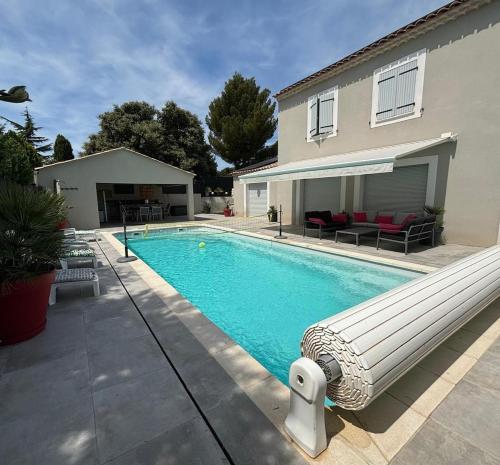 Hồ bơi trong/gần Charmante Maisonnette T3 avec Jardin Privé