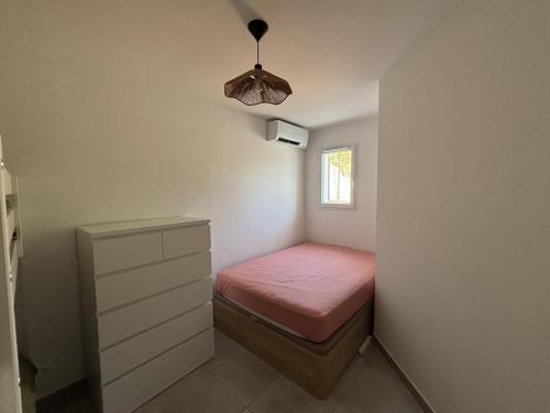 Giường trong phòng chung tại Charmante Maisonnette T3 avec Jardin Privé