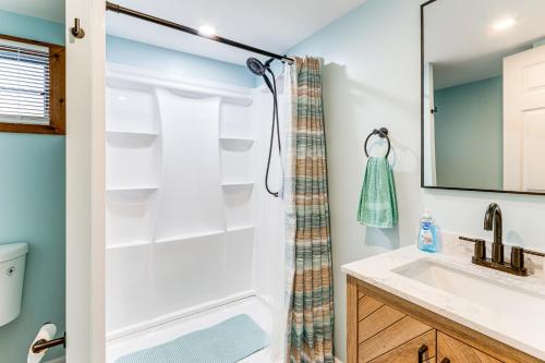 Et badeværelse på 3 Mi to Ocean Vero Beach Home with Pool Access!