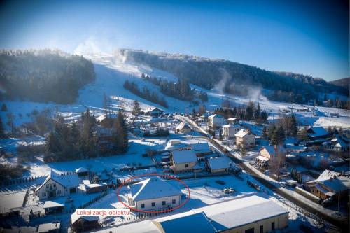 een luchtzicht op een dorp in de sneeuw bij Dream House Naftowa in Ustrzyki Dolne