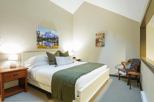 une chambre avec un lit, une table et une chaise dans l'établissement Shuksan Suite, à Deming