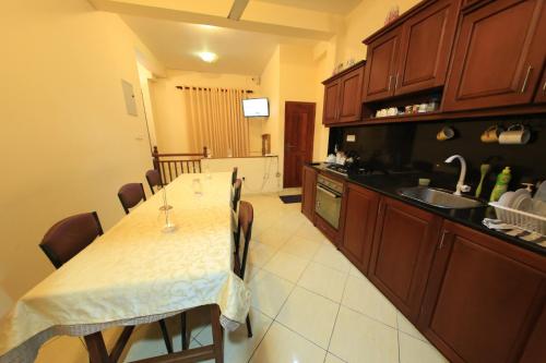 Una cocina o zona de cocina en Fort Thari Inn