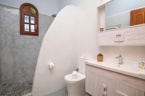 Et badeværelse på Orchid 3 Bedroom Suite Kastraki