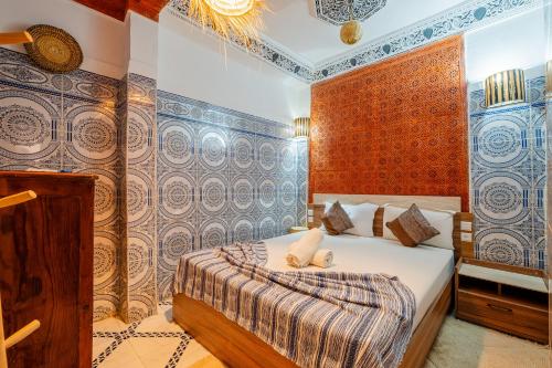een slaapkamer met een bed in een kamer bij Appart Riad Marrakech in Marrakesh