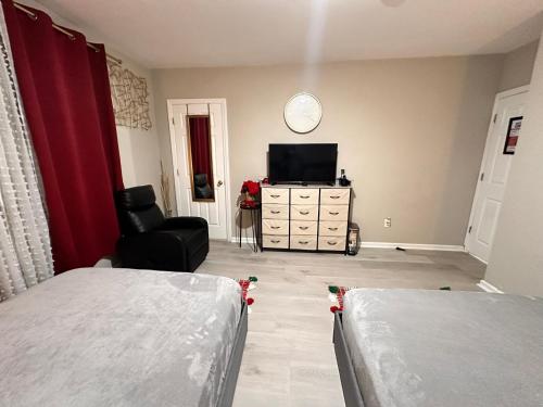 TV a/nebo společenská místnost v ubytování Montrose Rest and Reset Suite is Luxury for Less