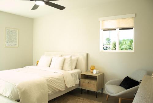 una camera da letto con un letto, una sedia e una finestra di Sonoran Peach House - 5BR Winter Retreat, Big Yard, Fireplace a Tucson