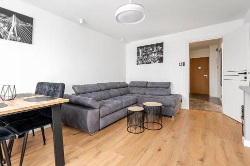 een woonkamer met een bank en een tafel bij Warsaw View Residance in Warschau