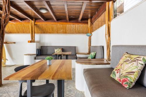 un soggiorno con un divano e un tavolo di legno di La Buena vida Cabina 4 a Playa Grande