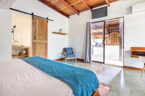 una camera da letto con un letto grande e una scrivania di La Buena vida Cabina 4 a Playa Grande