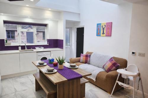 Kuchyň nebo kuchyňský kout v ubytování Spacious Modern 5 bedroom home near Heathrow Windsor