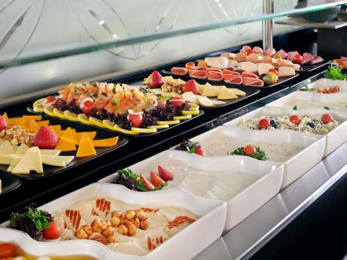 فندق موفنبيك جدة التحلية في جدة: بوفيه مليء بأنواع مختلفة من الطعام