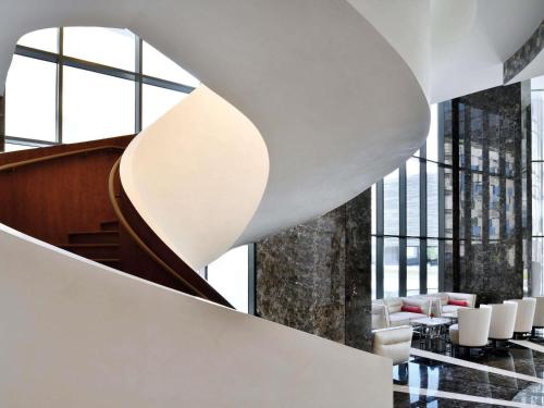 een wenteltrap in een gebouw met een woonkamer bij Mövenpick Hotel Apartments Downtown Dubai in Dubai