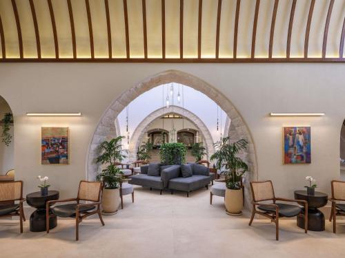 ein Wartezimmer mit einem Sofa und Stühlen in der Unterkunft Movenpick Resort El Quseir in Al-Qusair