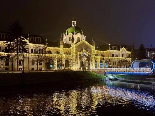 een groot gebouw met 's nachts verlichting bij Studio - Bee Happy in Sarajevo