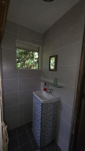 a bathroom with a sink and a window at Mombacho Lodge in Granada