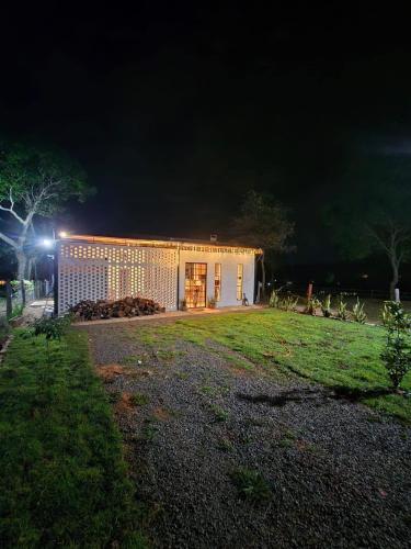 un piccolo edificio bianco con luci accese di notte di Quinta los Buhos a Nueva Colombia