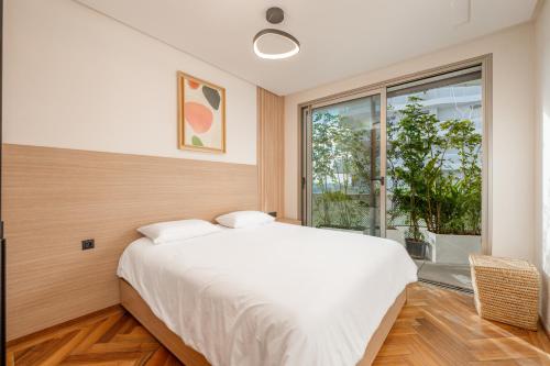 Un dormitorio con una cama blanca grande y una ventana en Harmony Garden, en Casablanca