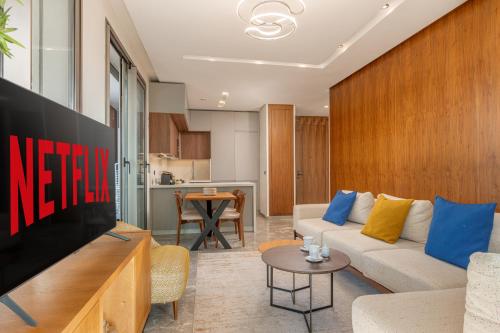 Una sala de estar con un sofá y un televisor. en Harmony Garden, en Casablanca