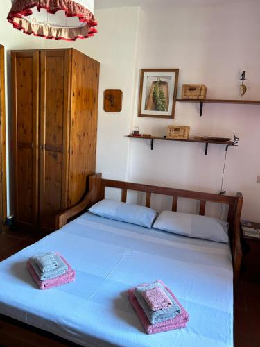 una camera da letto con un letto con due asciugamani sopra di Grangia in borgo antico a Bardonecchia