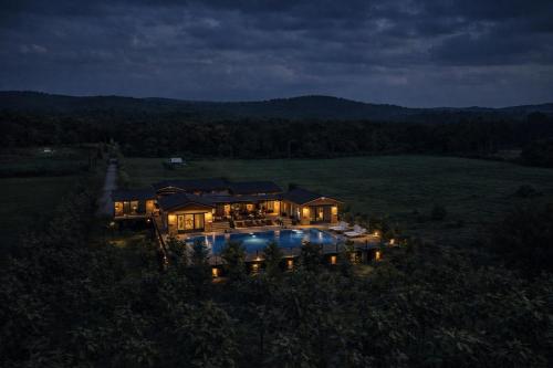 萨三吉尔Whispering Woods Chalet的夜晚大房子的空中景色