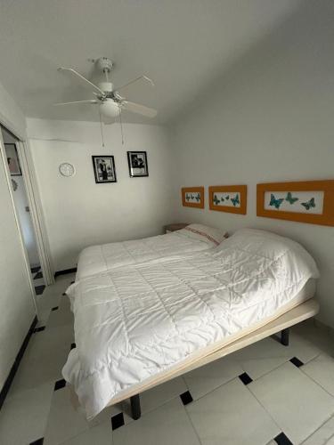 una camera con letto e ventilatore a soffitto di Benidorm Apartament a Benidorm