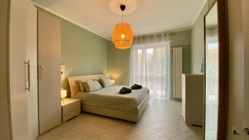 een slaapkamer met een bed en een kroonluchter bij Il Bumbunin di Collegno in Collegno