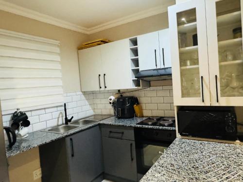 Kuchyň nebo kuchyňský kout v ubytování The best uptown experience in the windy city