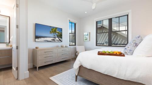 um quarto branco com uma cama com uma bandeja de frutas em ❤PiH❤ Mauna Kea Magic ~ Private Pool Spa Detached Ohana Suite em Waimea